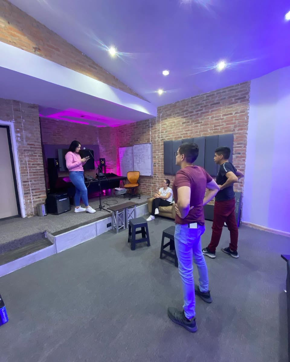 Estudiante trabajando interpretación vocal