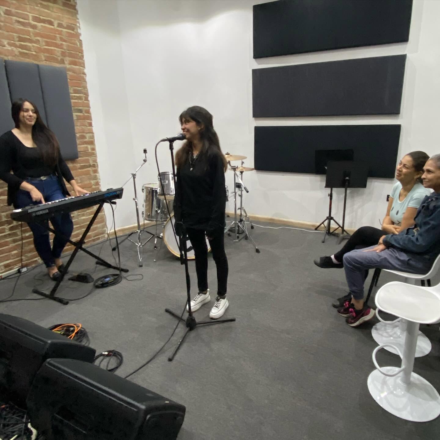 Clase de canto en AG Academy